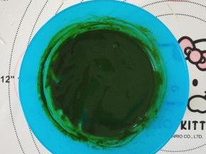 6、热水加抹茶粉搅拌到无颗粒的状态。