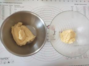 7、将面团分割成1/3和2/3两份。
