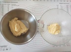 7、将面团分割成1/3和2/3两份。