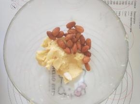 8、1/3原味面团里加入泡好的杏仁揉匀。