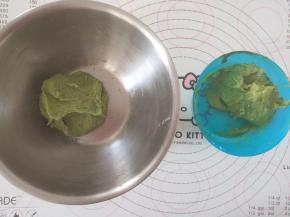 9、2/3面团加入拌好的抹茶糊揉均匀后再平均分割成2份。
