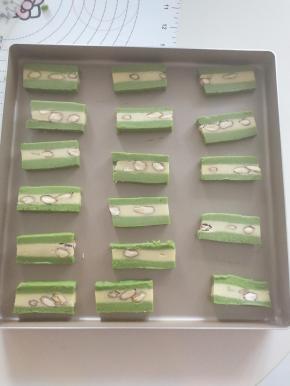 12、取出后切成0.8左右的片状。摆入学厨9055金盘中。
