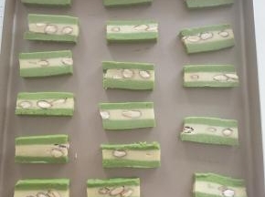 12、取出后切成0.8左右的片状。摆入学厨9055金盘中。