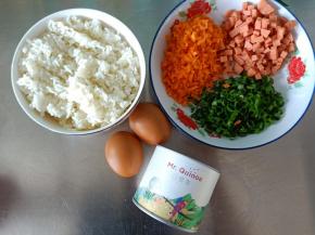 准备材料，胡萝卜，火腿切丁，小葱切碎