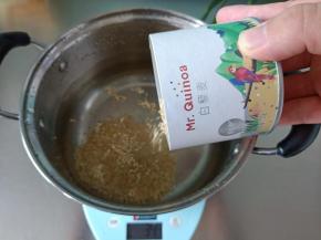 将藜麦倒入锅中，加水煮20分钟后捞出控干水分（我用的藜麦君的白藜麦，免洗免泡）