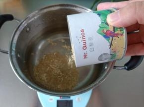 将藜麦倒入锅中，加水煮20分钟后捞出控干水分（我用的藜麦君的白藜麦，免洗免泡）