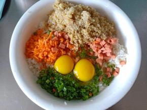 将大米饭，胡萝卜丁，火腿丁，鸡蛋，葱花，盐，五香粉放一起用手抓拌均匀