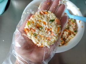 取适大米团成圆球，轻轻压扁