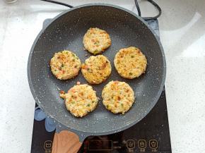 小火煎至两面金黄就可以摆盘开吃啦（一面煎好再煎另一面，要不然会散）