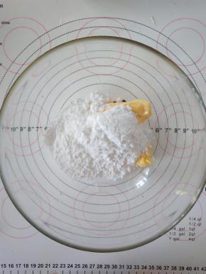 3、糖粉加黄油拌匀。