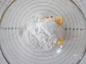 3、糖粉加黄油拌匀。