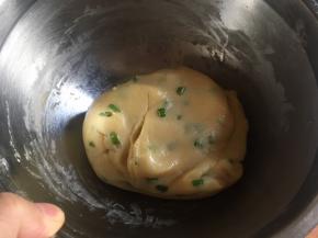 先用蛋抽稍微搅拌成团，再戴上一次性手套手揉成团；（注意切勿过度搅拌、手揉导致面团起筋，无干粉状态即可；面团起筋影响成品口感和酥性，无筋口感酥松，反之硬脆）