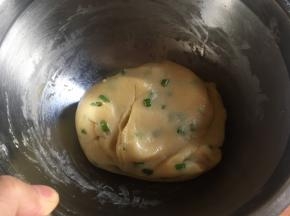 先用蛋抽稍微搅拌成团，再戴上一次性手套手揉成团；（注意切勿过度搅拌、手揉导致面团起筋，无干粉状态即可；面团起筋影响成品口感和酥性，无筋口感酥松，反之硬脆）