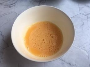 鸡蛋搅打均匀；