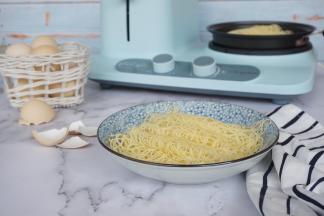 大概煎十来秒，翻面再煎，不同锅具和火力，煎的时间会有所不同。因为面糊很细，所以很容易熟，煎的时间很短，家长们不用担心孩子吃了会上火。1个鸡蛋大概可以做出十几张蕾丝鸡蛋饼。做好后，就卷起来，直接吃的话，味道比较淡，可以蘸点番茄酱、花生酱等等