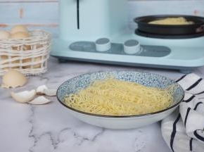 大概煎十来秒，翻面再煎，不同锅具和火力，煎的时间会有所不同。因为面糊很细，所以很容易熟，煎的时间很短，家长们不用担心孩子吃了会上火。1个鸡蛋大概可以做出十几张蕾丝鸡蛋饼。做好后，就卷起来，直接吃的话，味道比较淡，可以蘸点番茄酱、花生酱等等