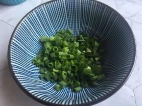香葱提前洗净切碎滤干水份备用；（注意香葱尽量沥干水份，避免影响面团的整体湿度）