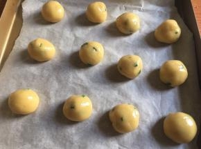 180度预热烤箱，依次取小块面团（20克左右）揉成圆球。（注意面团大小可根据自身需求，建议先称总重再计算每个小球的平均重量，这样避免大小不一造成成品烘烤时间差异）