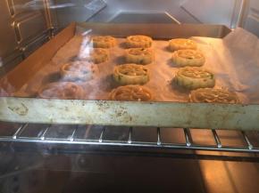 将烤盘送入烤箱，烘烤25分钟，表面上色微黄即可；（注意烘烤时间仅供参考，请根据饼片厚薄控制，不确定的情况下建议勤观察上色情况，不要烤过了！喜欢上色深点可以多烤几分钟，不要烤黑烤焦即可！如果怕烤黑又怕不够酥脆，也可以烤完后关掉烤箱，再烤箱里焖几分钟）