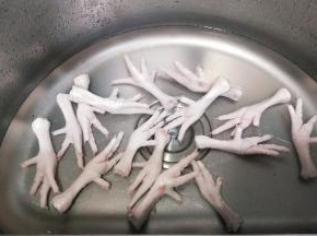 鸡脚清洗干净，剪去指甲