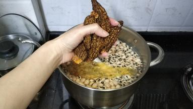 放入羊肚菌
