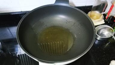 锅里放入宽油