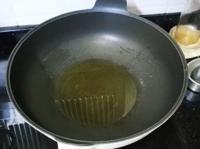 锅里放入宽油