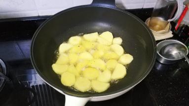 放入土豆片煎炸