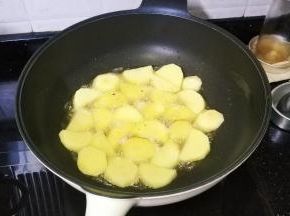 放入土豆片煎炸