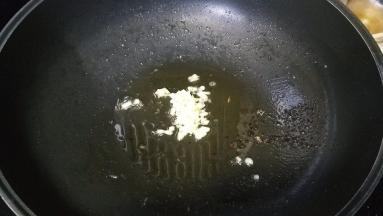 锅里留点低油，放入蒜蓉爆香