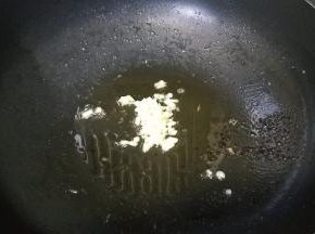 锅里留点低油，放入蒜蓉爆香