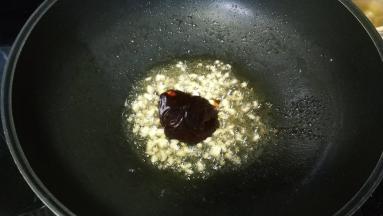 倒入蚝油、糖拌均匀