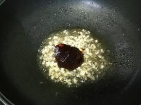 倒入蚝油、糖拌均匀