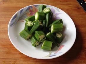 秋葵切成小段