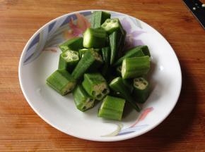 秋葵切成小段