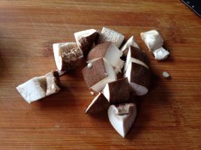 鲜香菇去掉蒂切成小块