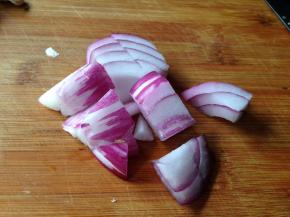 洋葱去皮切成小块