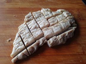 鸡胸肉切成小块，这个鸡胸肉是调好味道的