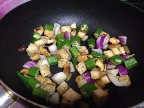 倒入洋葱、秋葵、蚝油快速炒匀