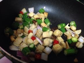 最后加辣椒段炒匀出锅