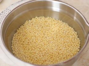 去皮绿豆淘洗干净之后用水浸泡6个钟，中间多次换水。