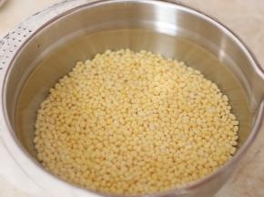 去皮绿豆淘洗干净之后用水浸泡6个钟，中间多次换水。
