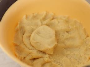 蒸熟之后的绿豆晾凉，用料理机将它们磨成绿豆沙。我没有加牛奶或者水，这样待会翻炒的时间就可以减短很多。