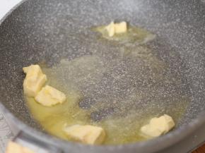 黄油倒入平底锅中，小火加热到融化。