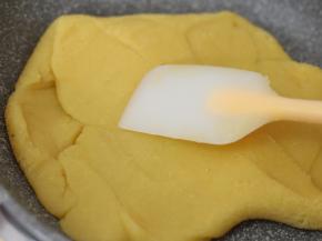 一直翻炒到绿豆沙成团，并且不沾刮刀为止。