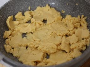 加入绿豆沙，翻拌到油分全部被吸收。