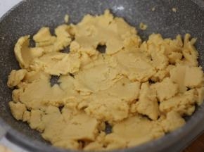 加入绿豆沙，翻拌到油分全部被吸收。