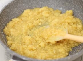 加入细砂糖和麦芽糖浆，继续翻炒。