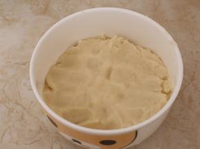 将油酥中的低筋面粉和猪油混匀，成为一个面团，夏天天气太热，我一般是用刮刀来混匀，用手的话，手温容易使猪油融化。做好的油酥软硬度和油皮差不多，之后盖上保鲜膜放入冰箱冷藏备用，冬天的话就不用放冰箱啦。