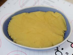 翻炒好的绿豆沙先晾晾，记得表面盖上保鲜膜，防止变干。